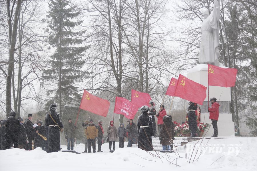 Великолучане возложили цветы на братском мемориальном захоронении (ФОТО)