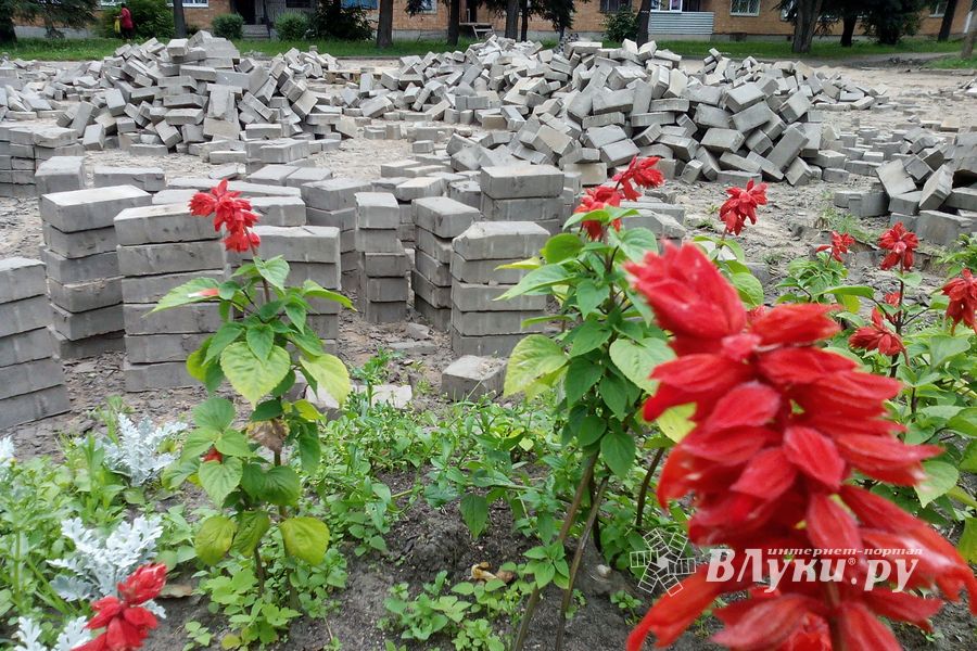 Карцево в Великих Луках мостят (ФОТО)