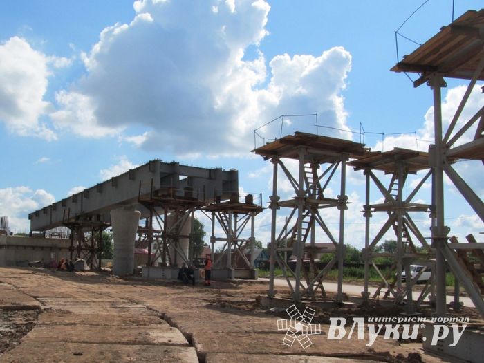 В Великих Луках на путепроводе завершена надвижка левого пролета (ФОТО)