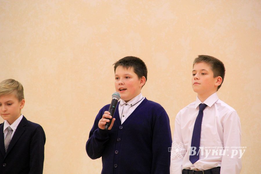 В Великих Луках поздравляют мам (ФОТО)