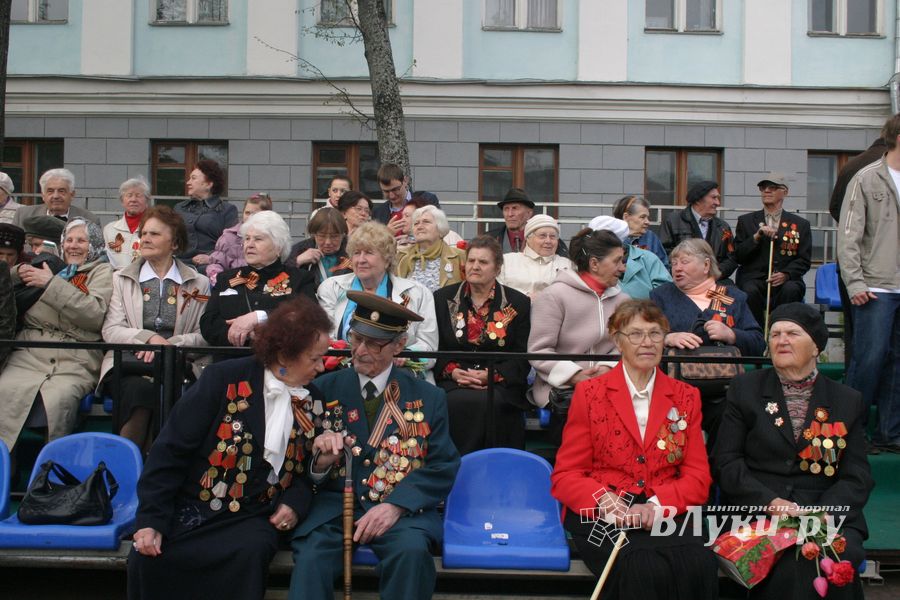 В Великих Луках прошел Военный парад