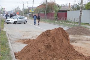В Великих Луках неизвестный водитель, попав в ДТП, бросил автомобиль и скрылся (ФОТО)