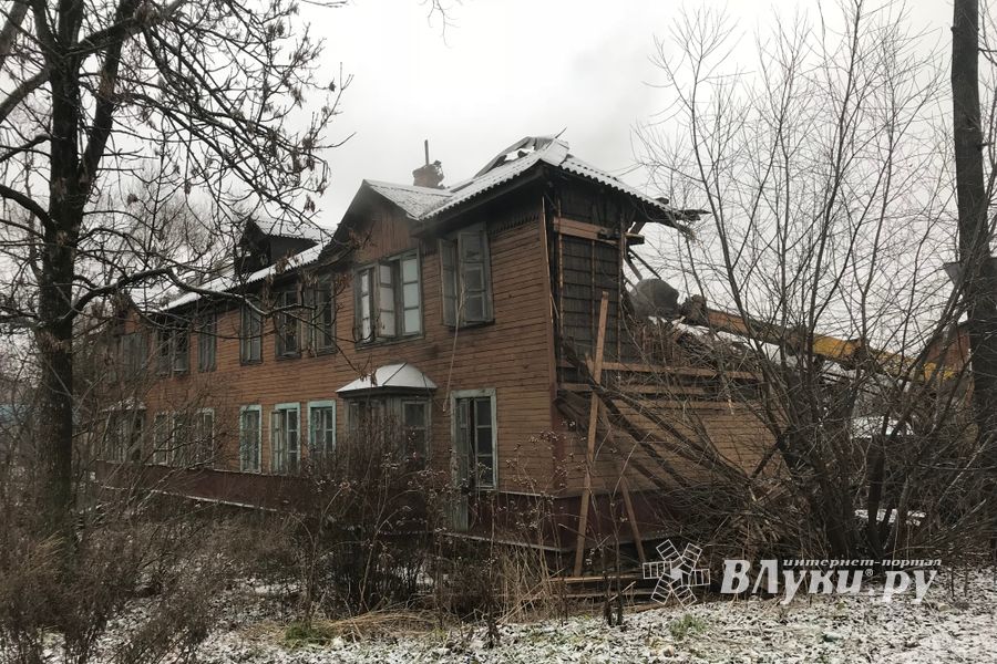 ФОТОФАКТ: В Великих Луках сносят барак