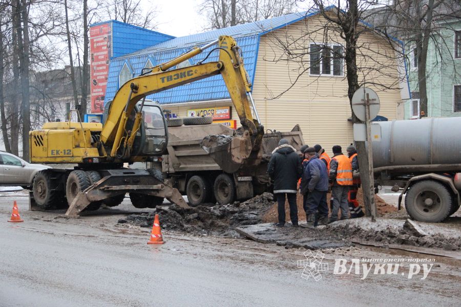 Из-за аварии в водоводе несколько домов отключены от воды (ФОТО)