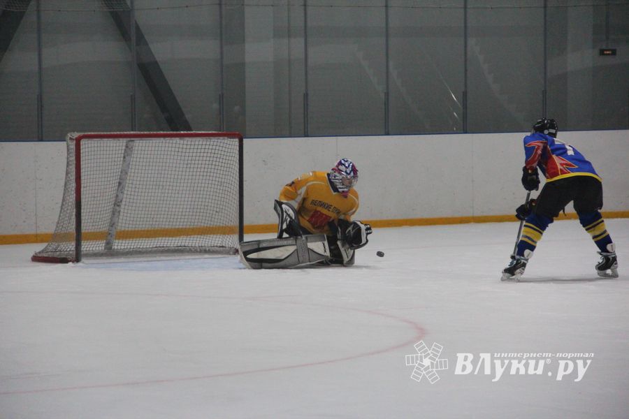 Два зоккейных матча прошли в Великих Луках в рамках Чемпионата города (ФОТО)