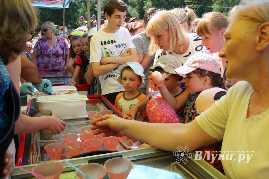 В городском парке Великих Лук прошёл День мороженого