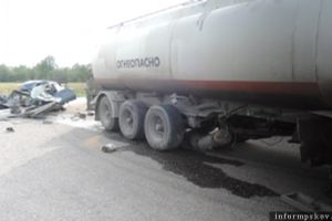 В Великолукском районе столкнулись легковушка и бензовоз (фото)