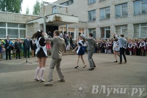 «Последний звонок» в школах Великих Лук