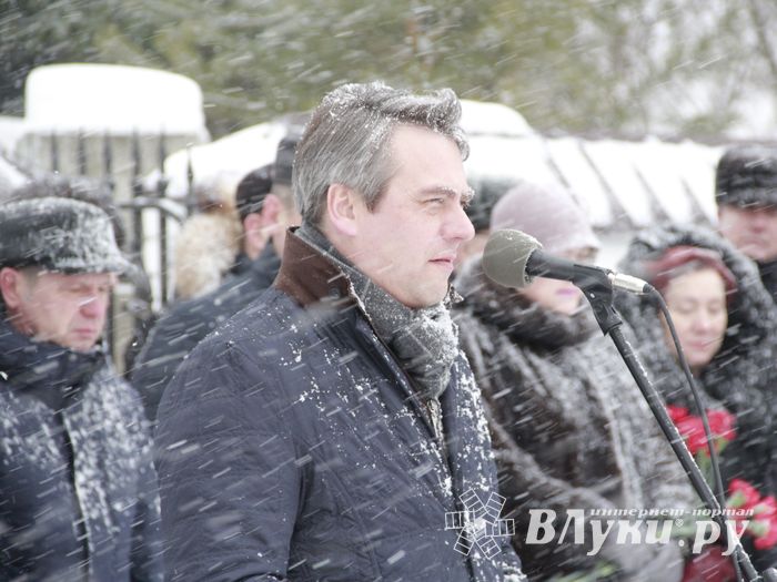 Великолучане возложили цветы на братском мемориальном захоронении (ФОТО)