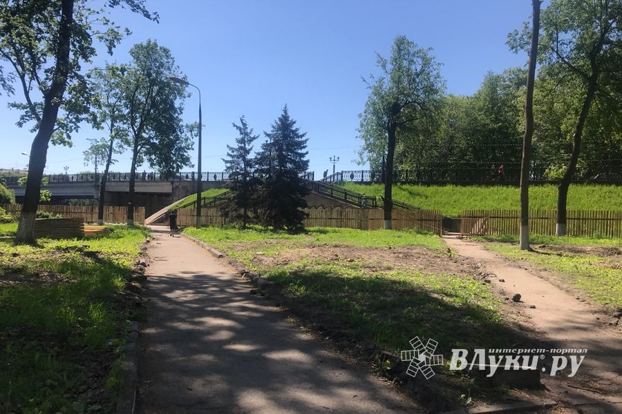 Очередной этап реконструкции парка в Великих Луках (ФОТО)