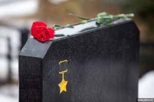 Венок от Президента России Владимира Путина возложили к памятнику 6-ой роте (фото)