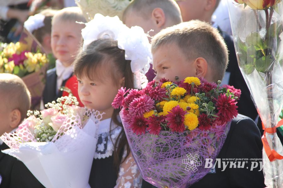 В Великих Луках торжественно встретили День знаний (ФОТО)