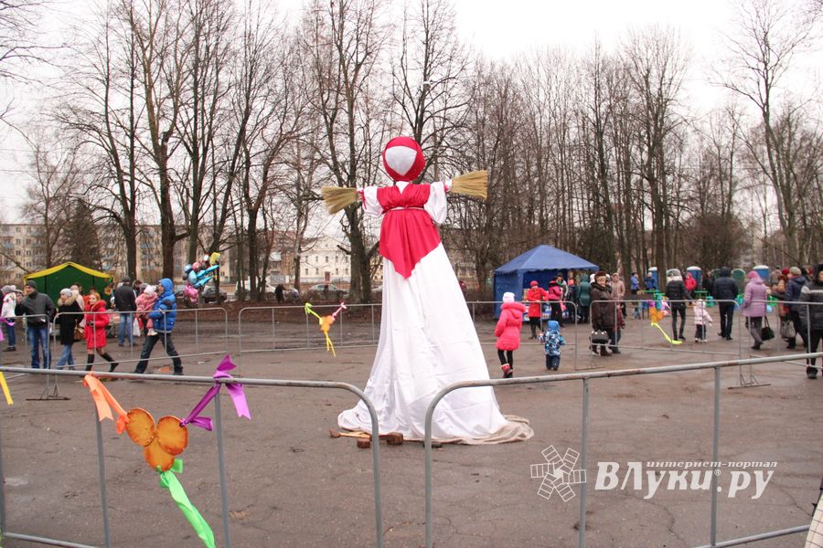 В Великих Луках сожгли Масленицу (фото)