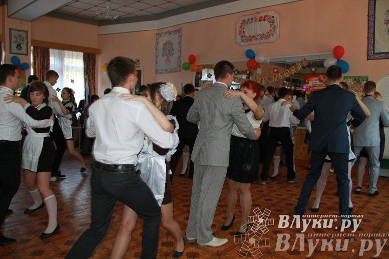 В Великих Луках прозвенели «Последние звонки»