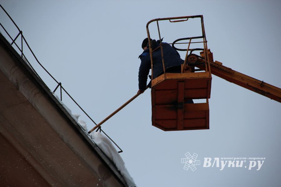 В Великих Луках чистят снег с крыш (ФОТО)