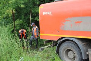 В Великих Луках устраняют серьёзную аварию в сетях канализации (ФОТО)