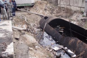 В Псковской области устанавливаются обстоятельства гибели женщины, обнаруженной в канаве с мазутом (фото)