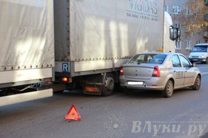 В Великих Луках на проспекте Гагарина не смогли разъехаться фура и такси (ФОТО)