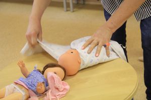 Великолукские школьники поздравили мам и учительниц (ФОТО)