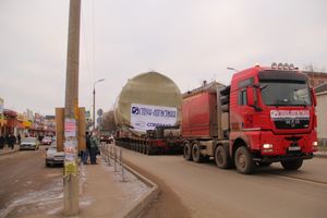 Негабаритный автопоезд вновь следует по улицам Великих Лук