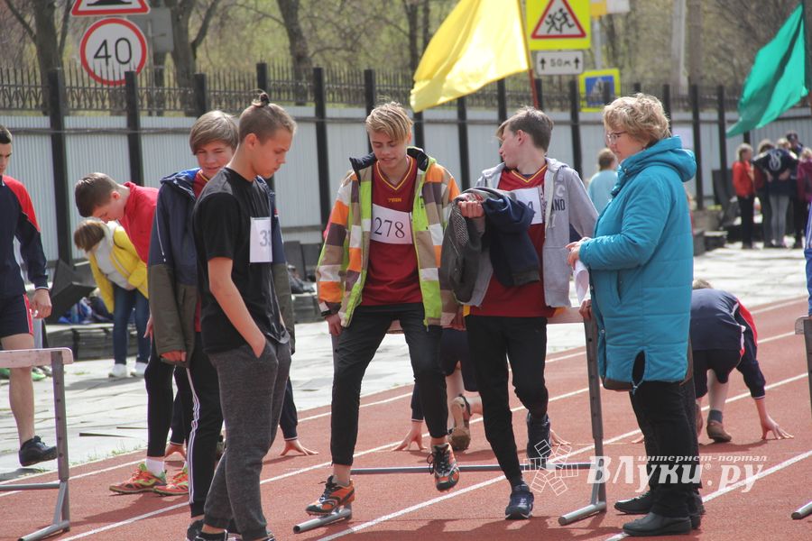 В Великих Луках проходят соревнования «Шиповка юных» (ФОТО)
