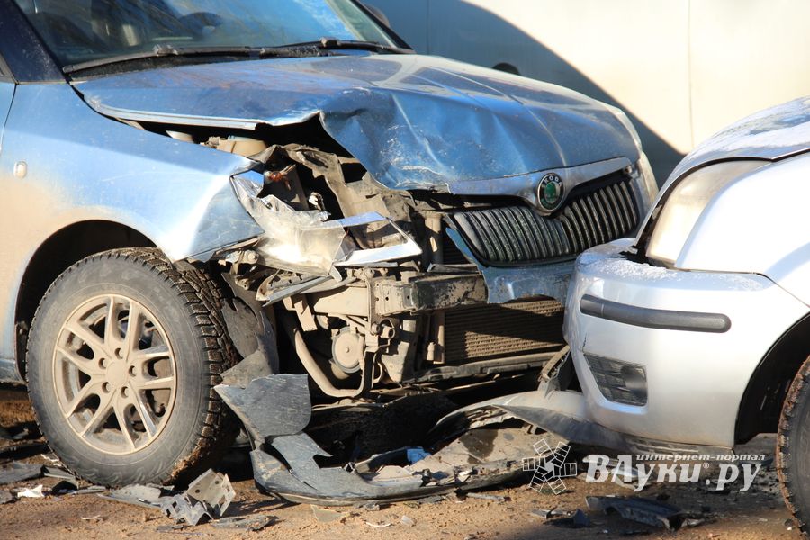 Лобовое столкновение на пр-те Гагарина в Великих Луках (ФОТО)