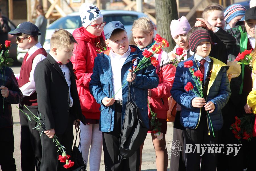 Ученики лицея №11 возложили цветы к могилам Братского кладбища (ФОТО)