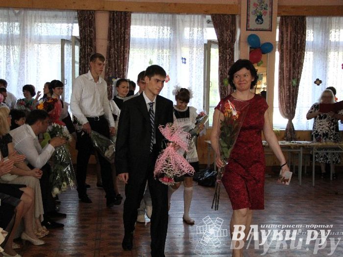 В Великих Луках прозвенели «Последние звонки»