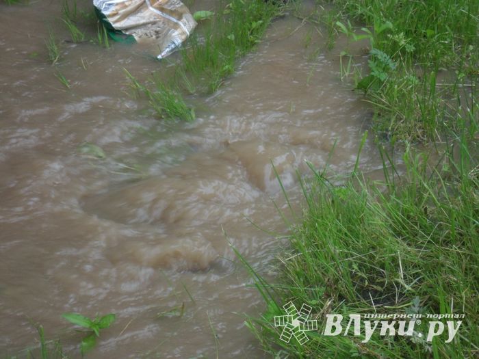 На проспекте Гагарина затопило дорогу (ФОТО)