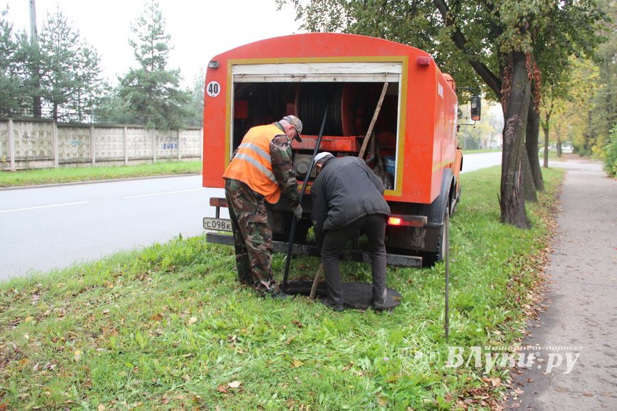 На пр. Гагарина чистят ливнёвку (ФОТО)