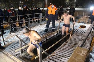 В Великих Луках проходят крещенские купания (ФОТО)