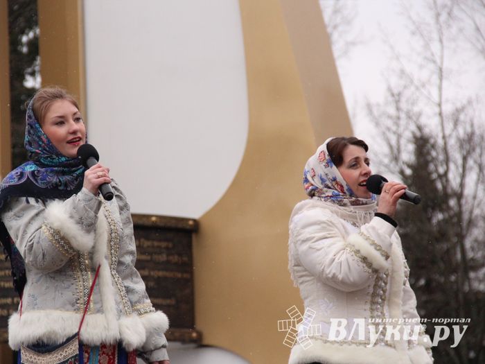 В Великих Луках сожгли Масленицу (фото)