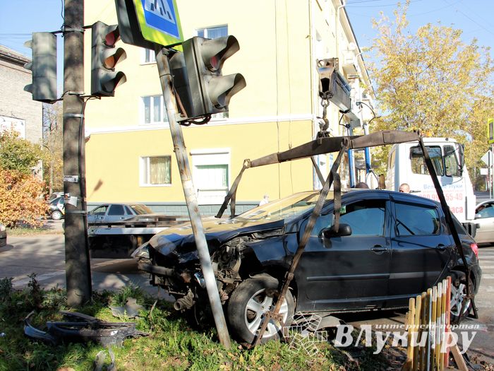 ДТП на перекрёстке Великих Лук: Peugeot увёз эвакуатор (ФОТО)