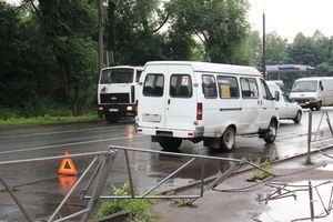В Великих Луках автомобиль протаранил ограждение и «припарковался» на остановке (ФОТО)