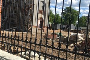 КамАЗ придавило церковным куполом в Великих Луках (ФОТО)