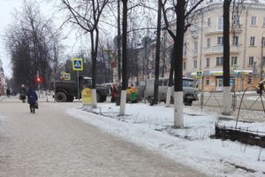 В Великих Луках продолжается ямочный ремонт дорог (ФОТО)