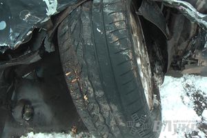 В Великих Луках водитель Фольксвагена врезался в дерево и выехал на тротуар (ФОТО)