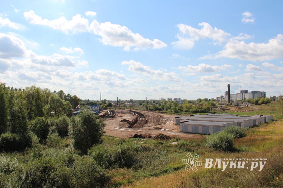  На месте строительства путепровода ведутся работы (фото)