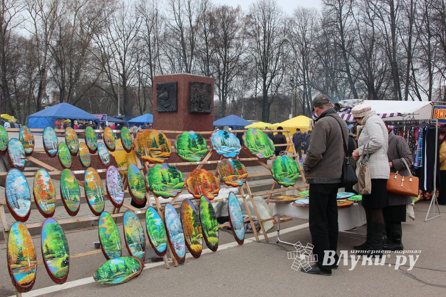 В Великих Луках проходит Весенняя ярмарка