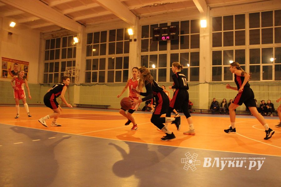 Великолукские баскетболистки борются за Кубок города (ФОТО)