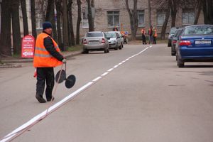 Фотофакт: в Великих Луках рисуют разметку