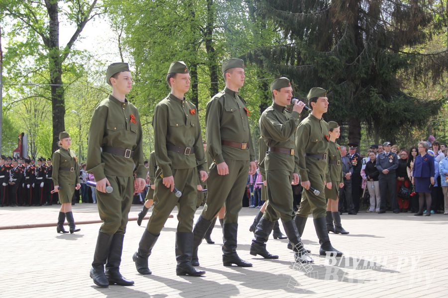 Парад Победы в Великих Луках (фото)