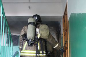 В Великих Луках на проспекте Гагарина загорелась квартира (фото)