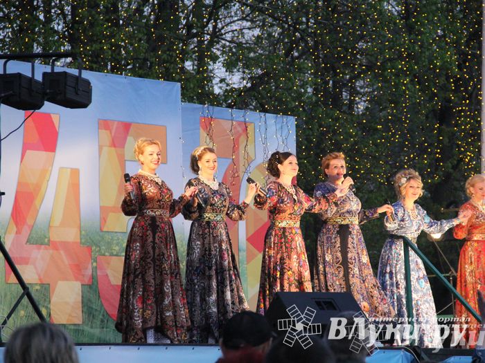 Праздничным концертом и салютом завершились празднования Дня Победы в Великих Луках (фото)