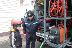 Воспитанник детского дома-школы побывал в гостях у великолукских спасателей (фото)