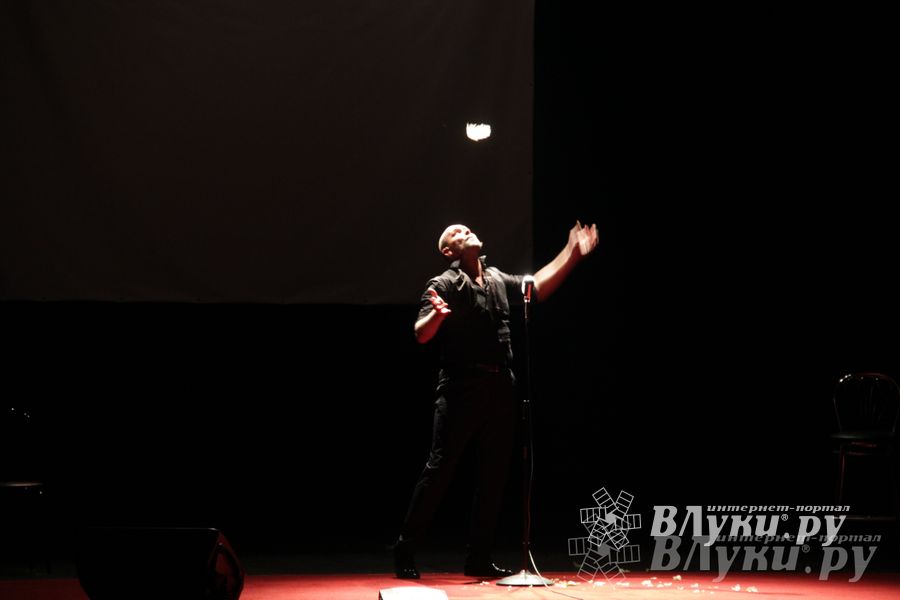 Максим Аверин выступил в Великих Луках с моноспектаклем (фото)