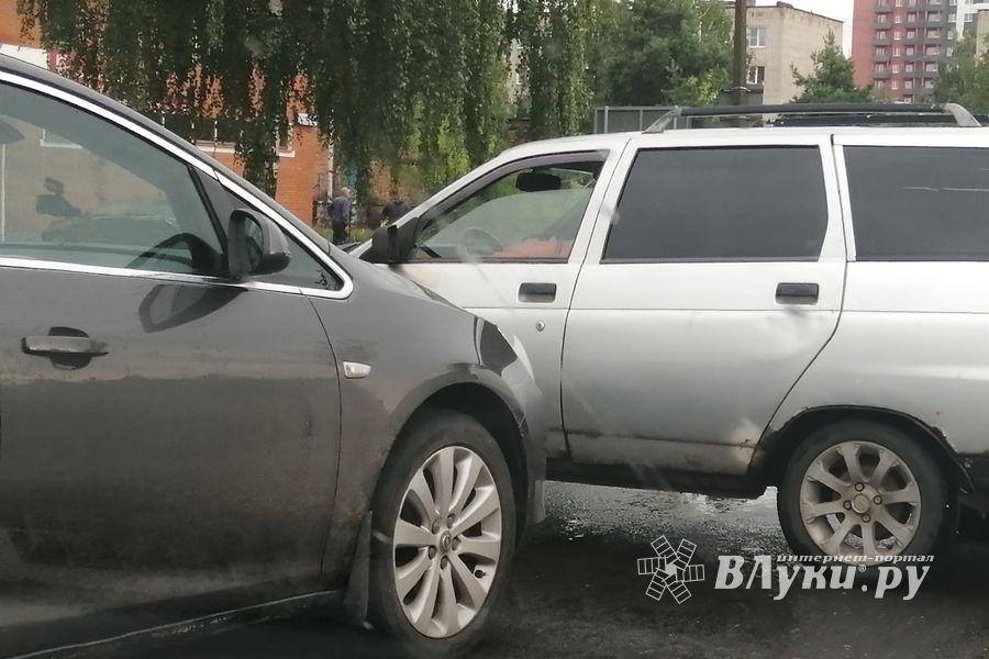 ДТП на ул. Гоголя в Великих Луках (ФОТО)