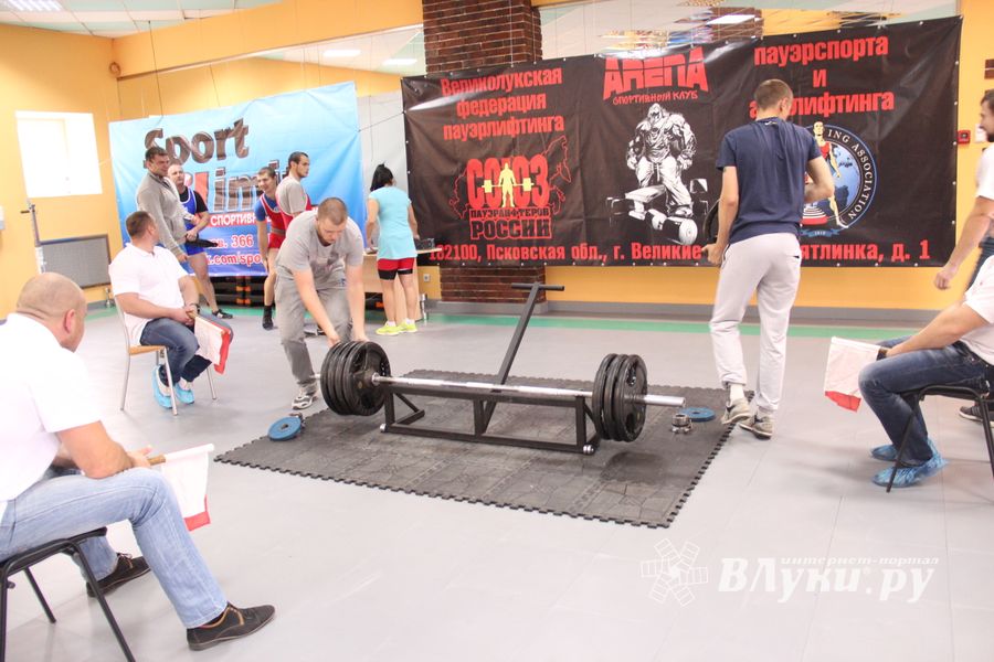 В Великих Луках прошел открытый городской турнир по пауэрлифтингу (фото)