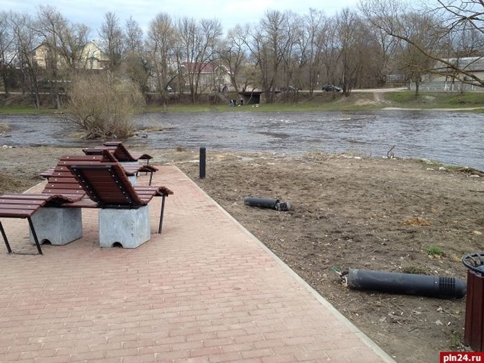  Вандалы повалили светильники на набережной Псковы (фото)