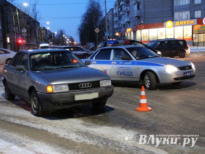 В Великих Луках столкнулись Ауди и ВАЗ (ФОТО)